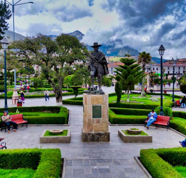 Plaza de armas, monumento a El Tribuno de la República - Zona sur