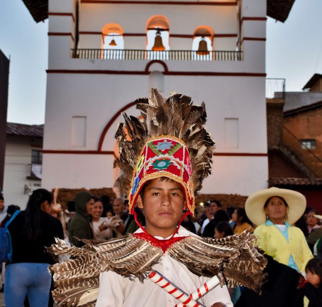 Danza Los Indios Fieles, detrás El Campanario